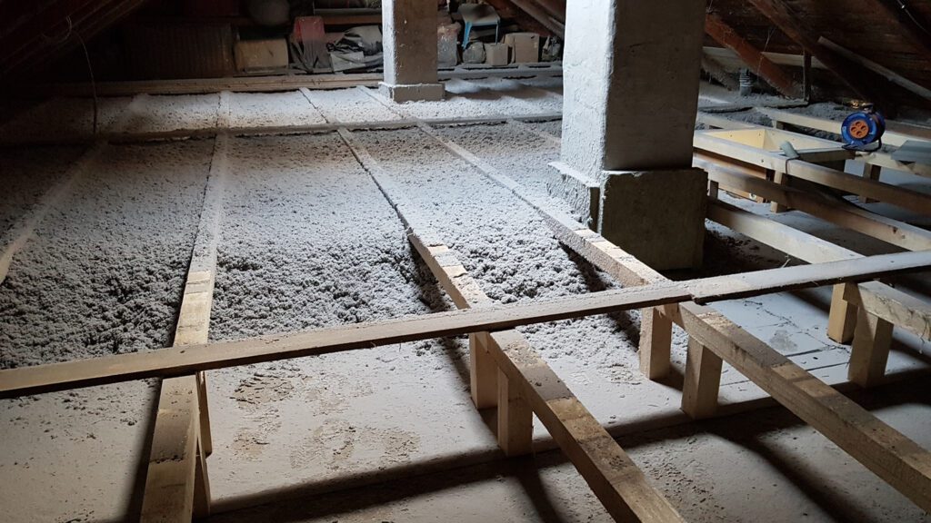 Volné foukání s přídavnou roštovou konstrukcí.